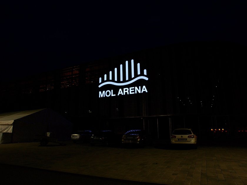 Nočný pohľad na rozsvietené logo Mol Aréna