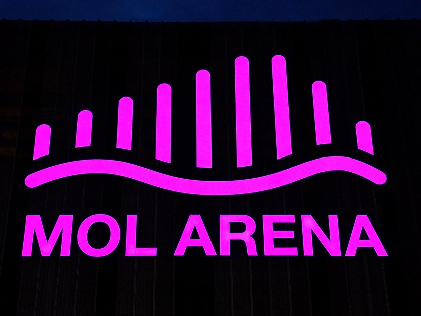 Logo Mol Aréna svieti vo viacerých farbách (červená, modrá, žltá, purpurová, biela ...)