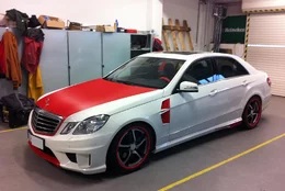 Mercedes - červený karbon