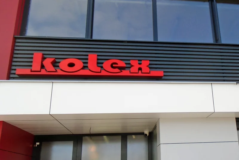 Svetelný nápis a fasádne lamely pre KOLEX